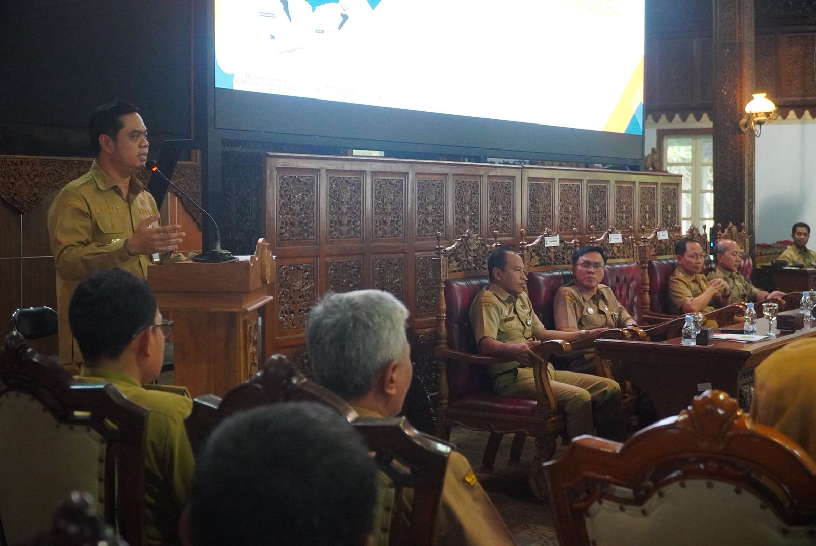 PENGARAHAN: Bupati Jepara Witiarso Utomo memberikan sambutan di depan petinggi se-Jepara.