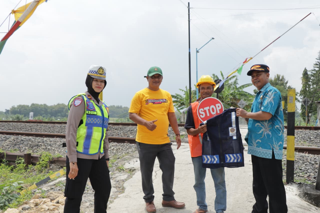INSPEKSI: Satlantas dan Dishub Grobogan saat memberikan rompi ke petugas penjaga perlintasan sebidang di Desa Tambirejo Kecamatan Toroh.