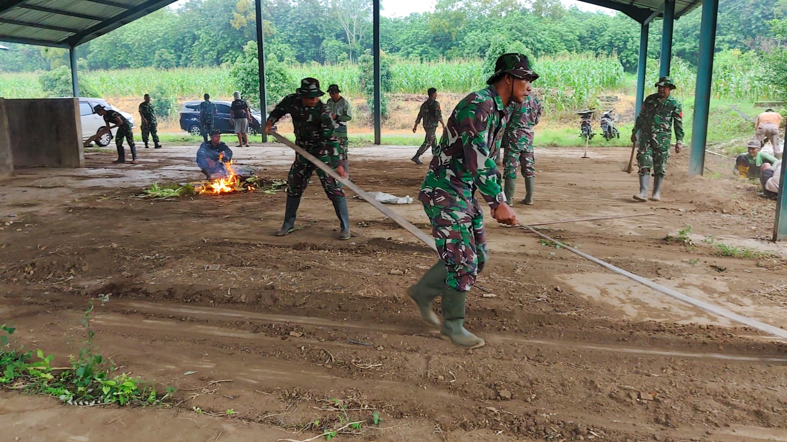 DIBERSIHKAN: TNI Kodim 0717/Grobogan dan warga saat membersihkan bakal , lokasi marshalling area di eks gedung penyemaian dan pembibitan pohon reside di Desa Mrisi, Tanggungharjo.