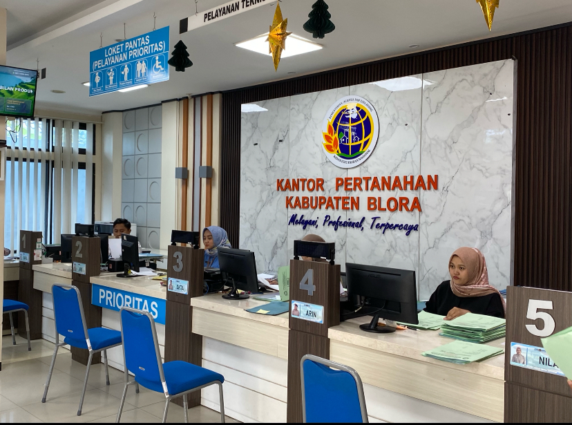 PELAYANAN: Kondisi bagian pelayanan di kantor ATR/BPN Blora yang sedang ramai pengunjung pada Jumat (6/2) lalu.