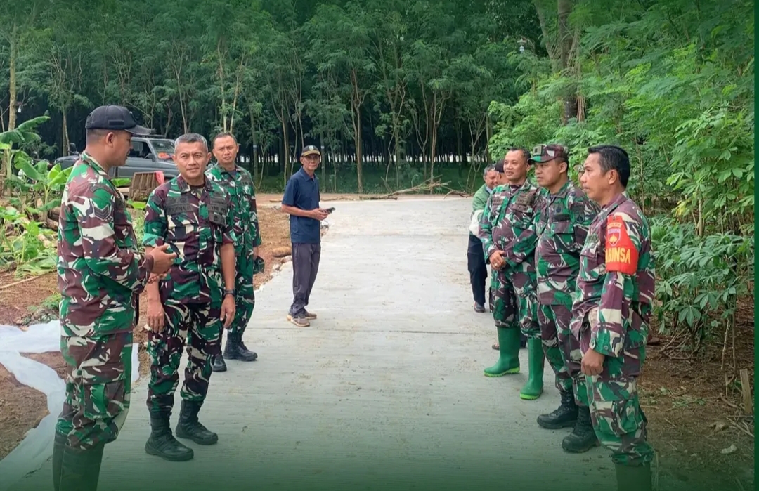 KE LAPANGAN: Komandan Kodim (Dandim) 0719/Jepara Letkol Arm Ranna Hidfitriyadi, S.Sos (dua dari kiri) cek pengecoran jalan.