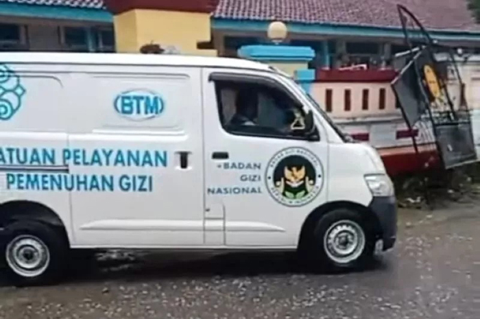 KECELAKAAN : Potongan video mobil SPPG terlibat kecelakaan tunggal di Desa Clapar, Kecamatan Karangsambung pada Jumat (6/2) sore. (ISTIMEWA)