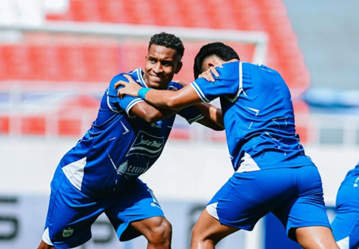 Pemain PSIS Semarang sedang melakukan pemanasan