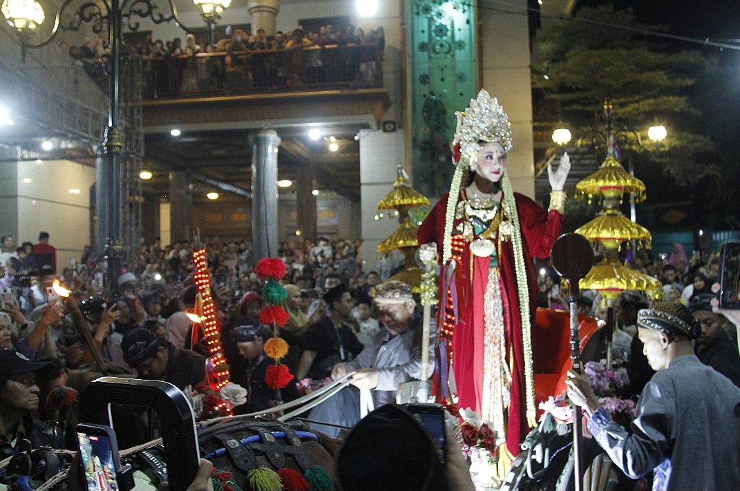 BERWIBAWA: Pemeran Ratu Kalinyamat melakukan kirab atau Grebeg Kutho Bedah dalam gelaran Baratan pada Minggu (8/2).