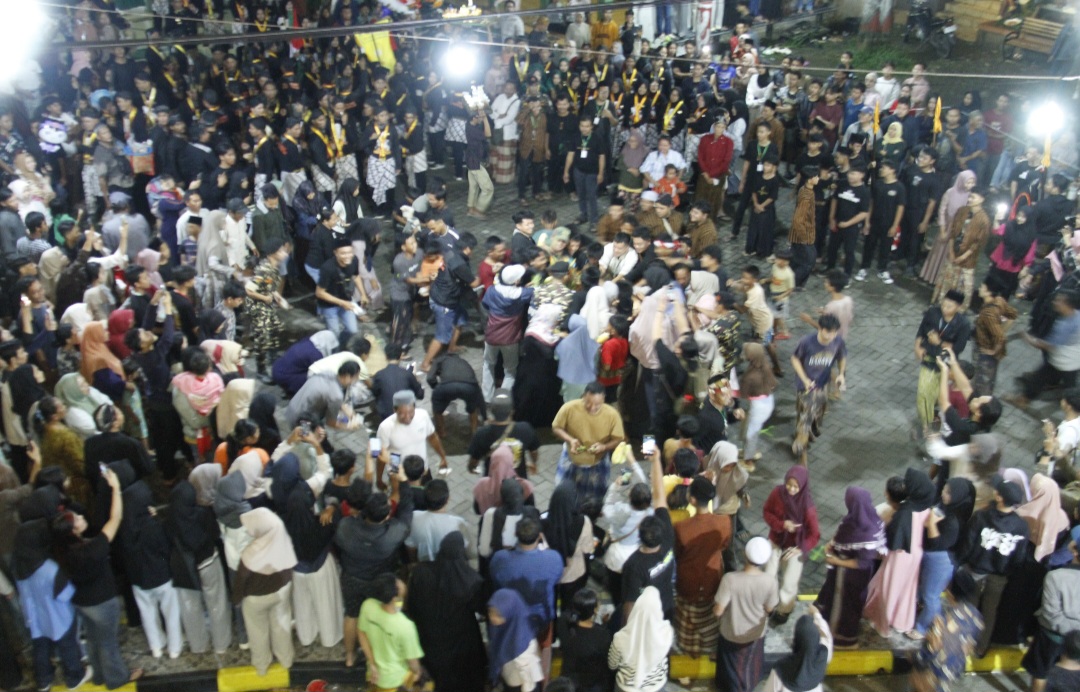 TUMPLEK BLEK: Para warga rebutan gunungan dan puli usai kirab.