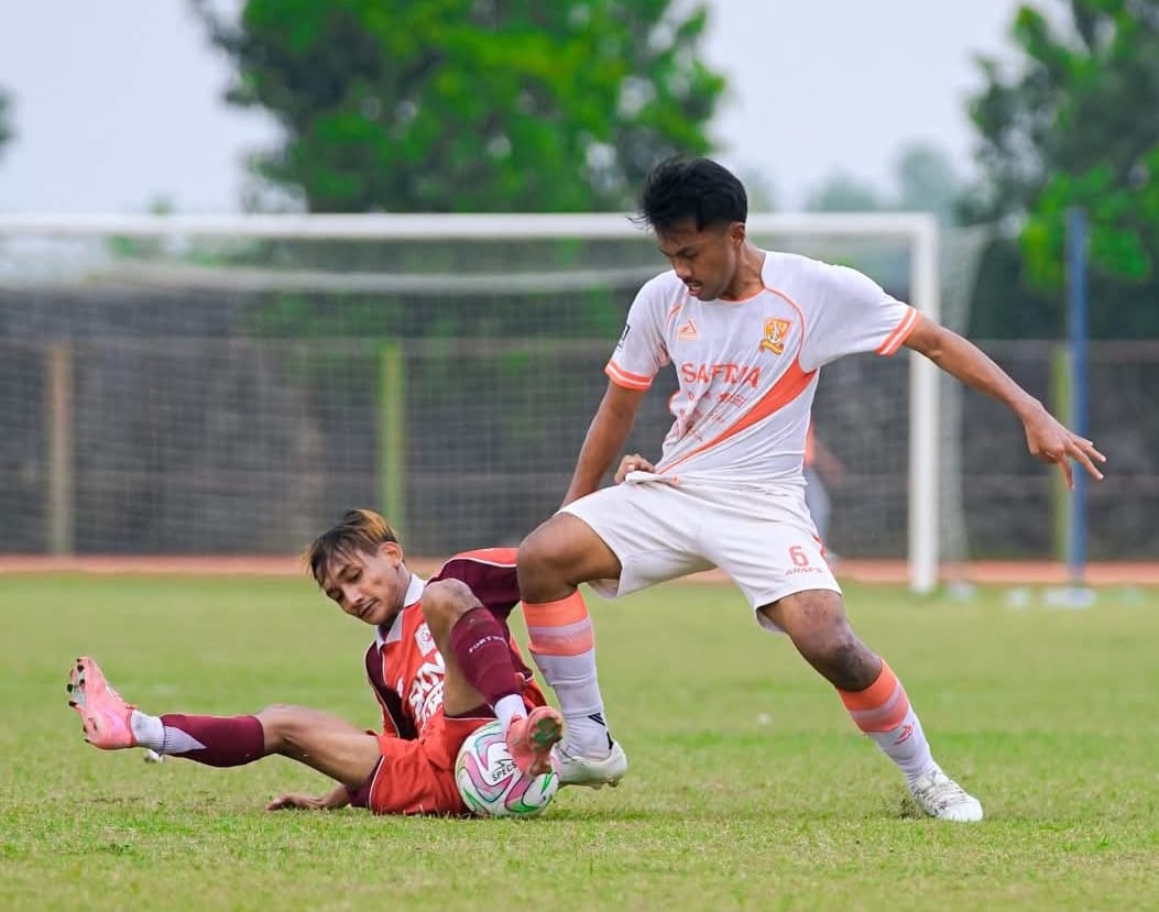 SLIDING BOLA: Pemain PSIR Rembang ditackling pemain Persak Kebumen saat membawa bola pada laga tandang di Stadion Sarwo Edhie Wibowo, Purworejo, Senin (9/2).