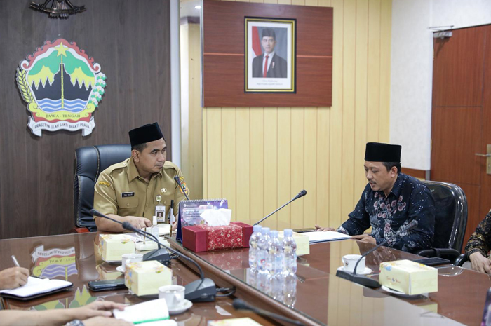 Wagub Taj Yasin saat menerima audiensi Paguyuban Madrasah Aliyah se-Kecamatan Margoyoso yang berlangsung di Ruang Rapat Wakil Gubernur Jawa Tengah, Senin (9/2/2026).