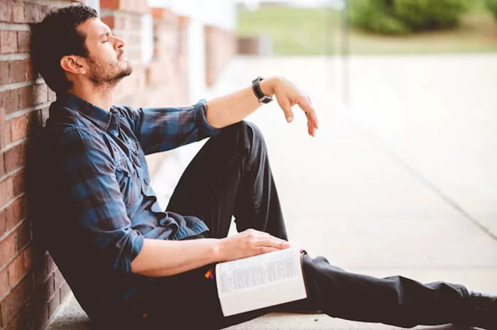 Ilustrasi orang menghadapi ujian berat kehidupan