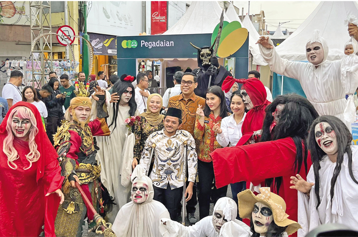 RESMIKAN DANDANGAN: Wabup Kudus Bellinda bersama Ketua TP PKK Kudus dan jajarannya foto bersama orang-orang yang cosplay hantu.