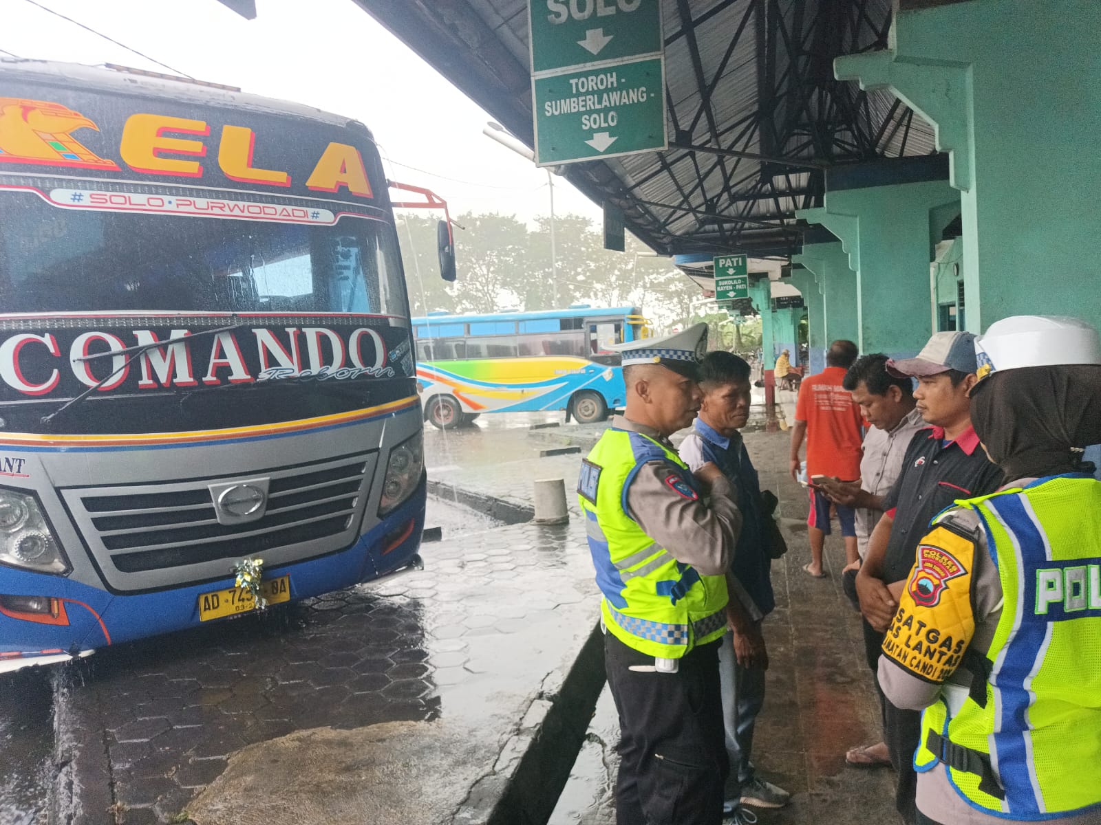 MENGECEK: Satlantas Grobogan saat mengecek kelaiakan bus di Terminal Purwodadi.