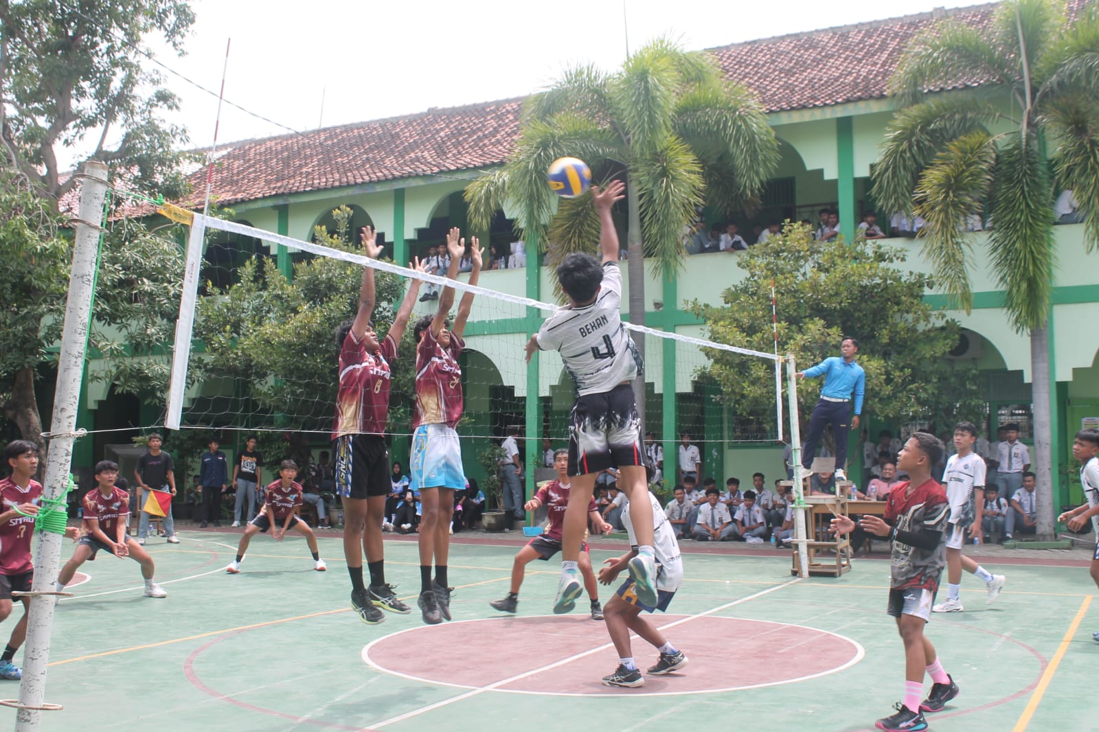 APIK: Sejumlah sekolah SMP/MTs saat tampil bola voli di lapangan MAN 1 Grobogan.