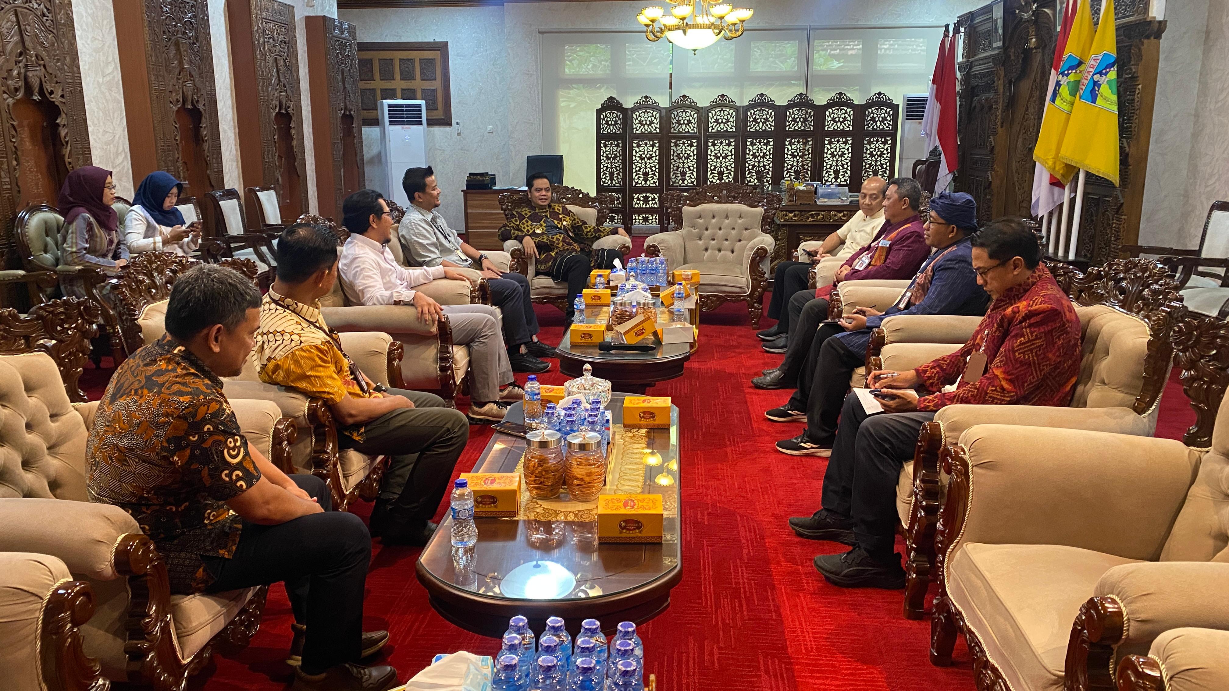 AUDIENSI: Bupati Jepara Witiarso Utomo bersama jajarannya berdiskusi dengan pihak perbankan di ruang kerja Bupati.