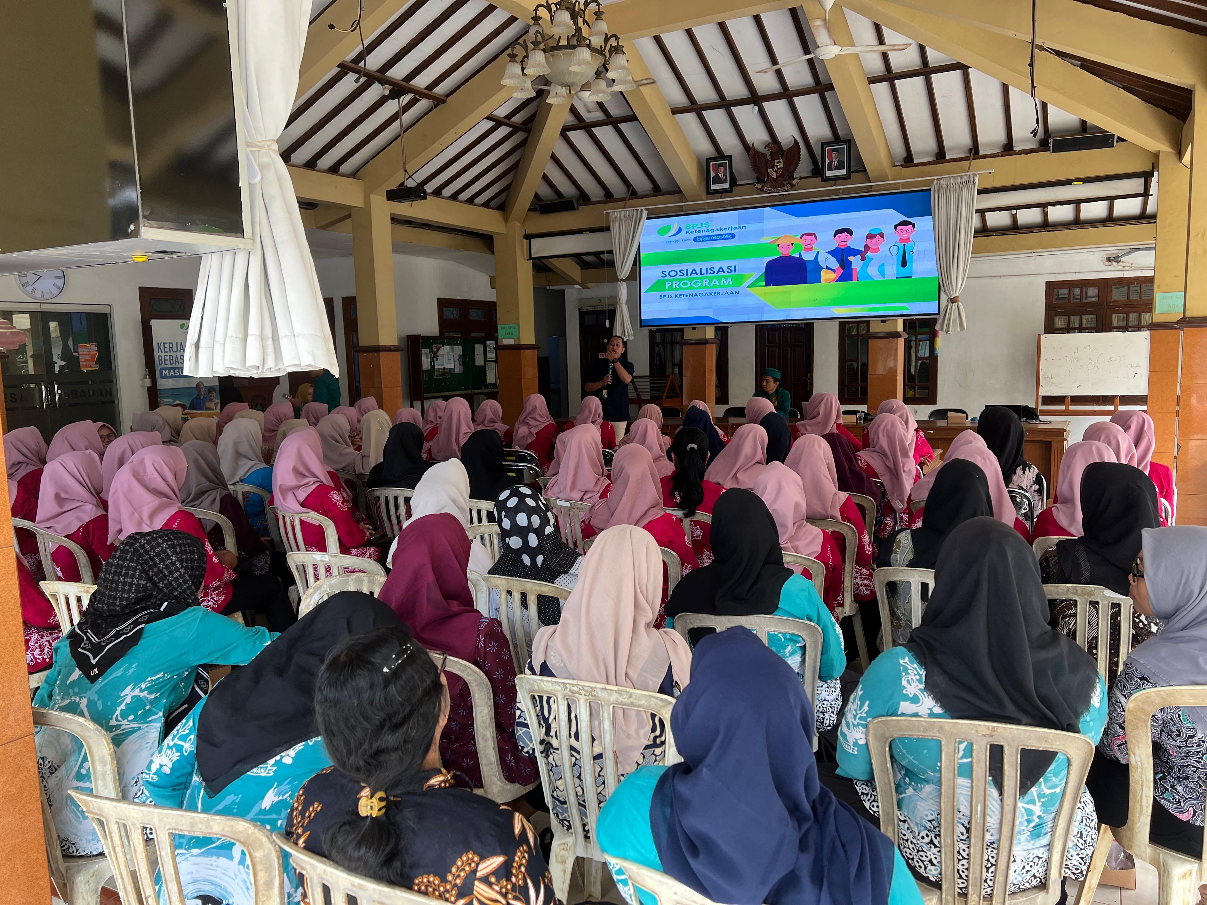 ANTUSIAS: Para peserta ikuti sosialisasi pada Selasa (10/2) di Balai Desa Tubanan.
