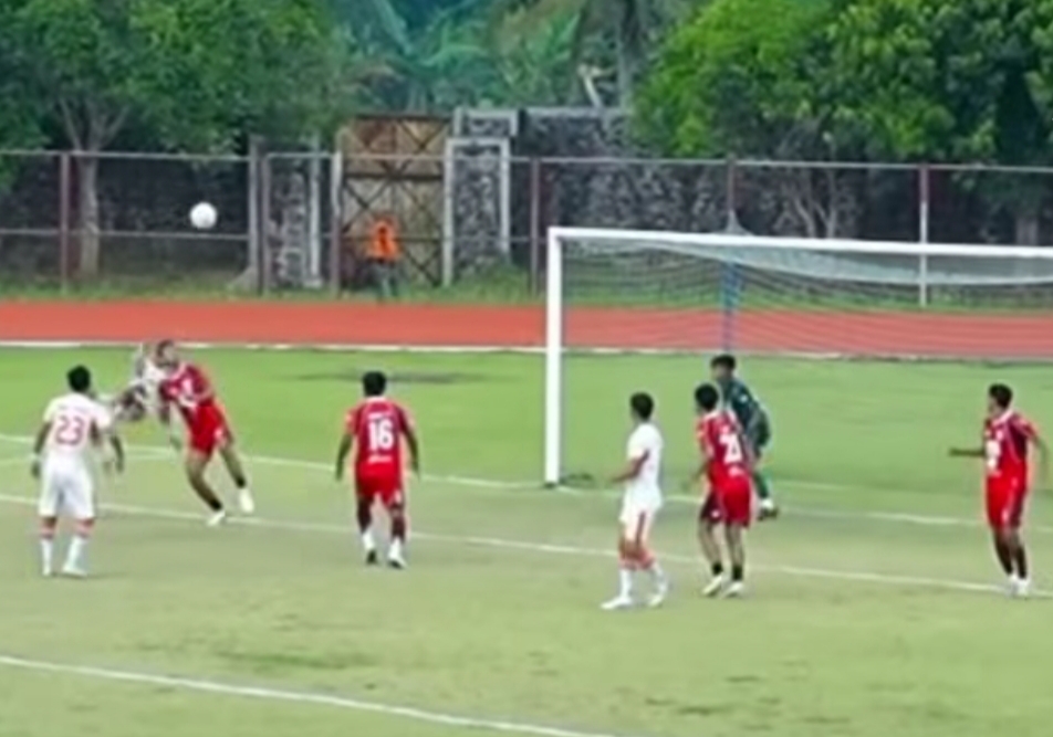 Tangkapan layar video saat pemain PSIR Rembang melakukan tendangan salto dan mengenai kepala pemain Persak Kebumen