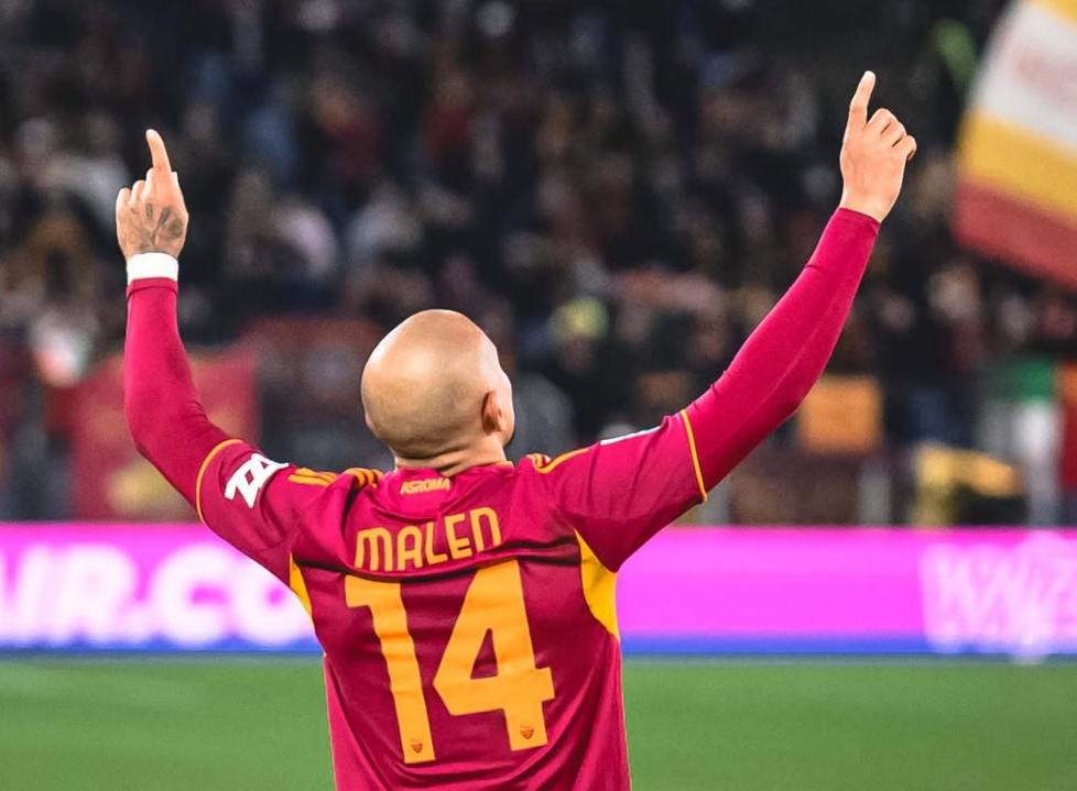 Malen mencetak gol  untuk AS Roma ke gawang Cagliari di Serie A