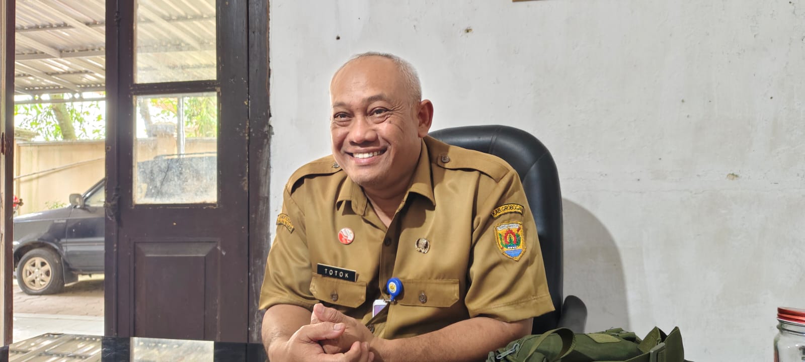 BERIKAN KETERANGAN &ndash; Sudarta Kiswara Kabid Politik Dan Ormas Kesbangpol Grobogan memberikan keterangan kepada media.