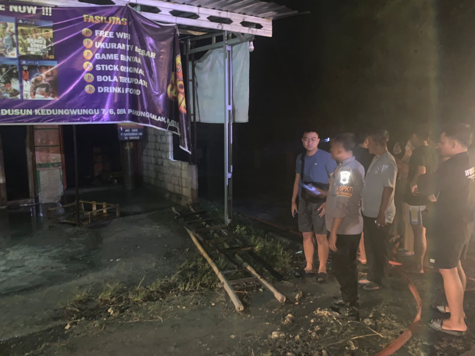 AMANKAN LOKASI &ndash; Anggota Polsek Pulokulon melakukan pengamanan lokasi tempat rental PS terbakar di Desa Panunggalan, Kecamatan Pulokulon, Selasa (10/2).
