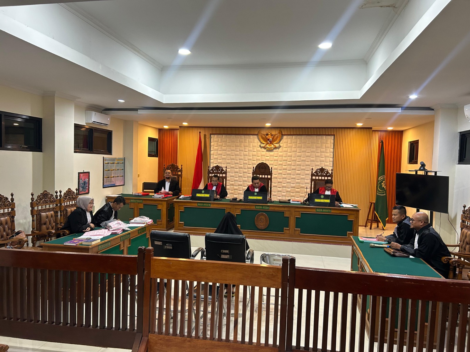 VONIS BERSALAH &ndash; Terdakwa  Susanti ibu yang menelantarkan anaknya divonis 6 bulan penjara dalam putusan di PN Purwodadi, Senin (10/2).