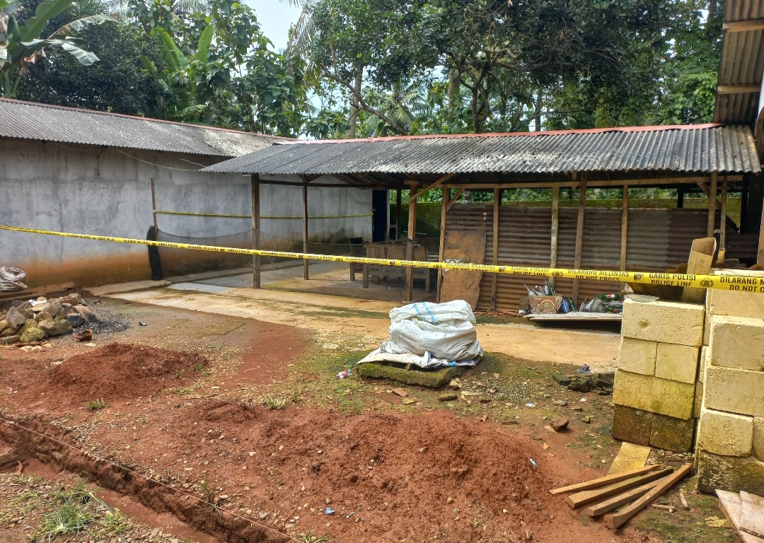 DAPUR: Lokasi tempat dijualnya jamu yang berujung maut pada Selasa (10/2) di Desa Suwawal Timur RT 3/RW 3, Kecamatan Pakis Aji.