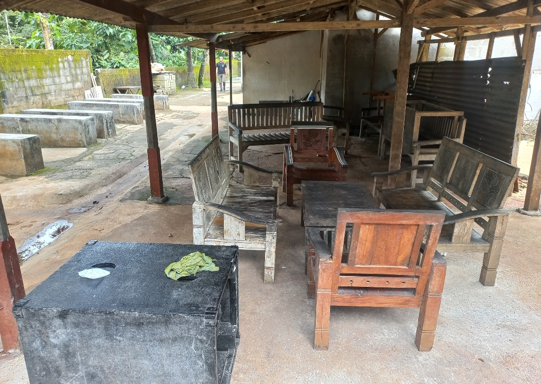 SAKSI BISU: Meja kursi di belakang rumah usaha milik R di RT 3/RW 3, Desa Suwawal Timur Kecamatan Pakis.