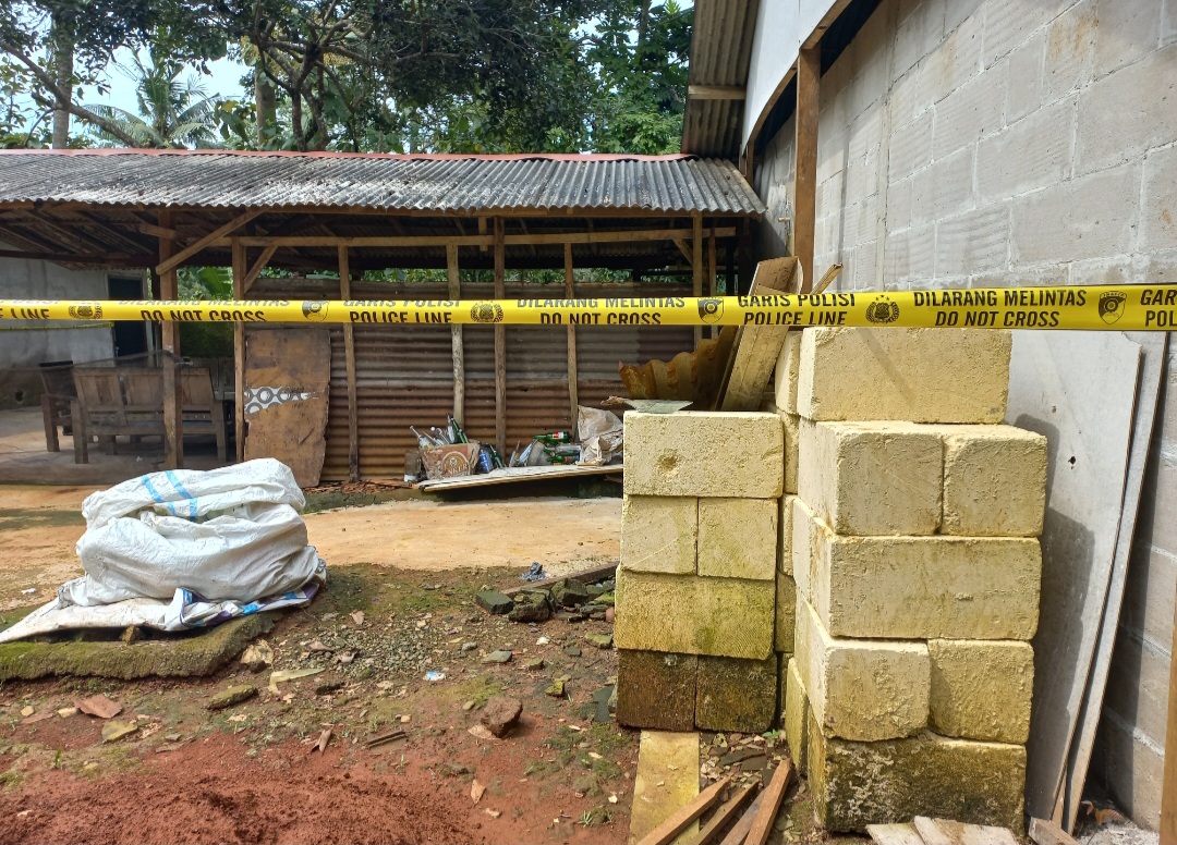 TERTUMPUK: Sejumlah minuman beralkohol tampak diletakkan di samping warung milik R.