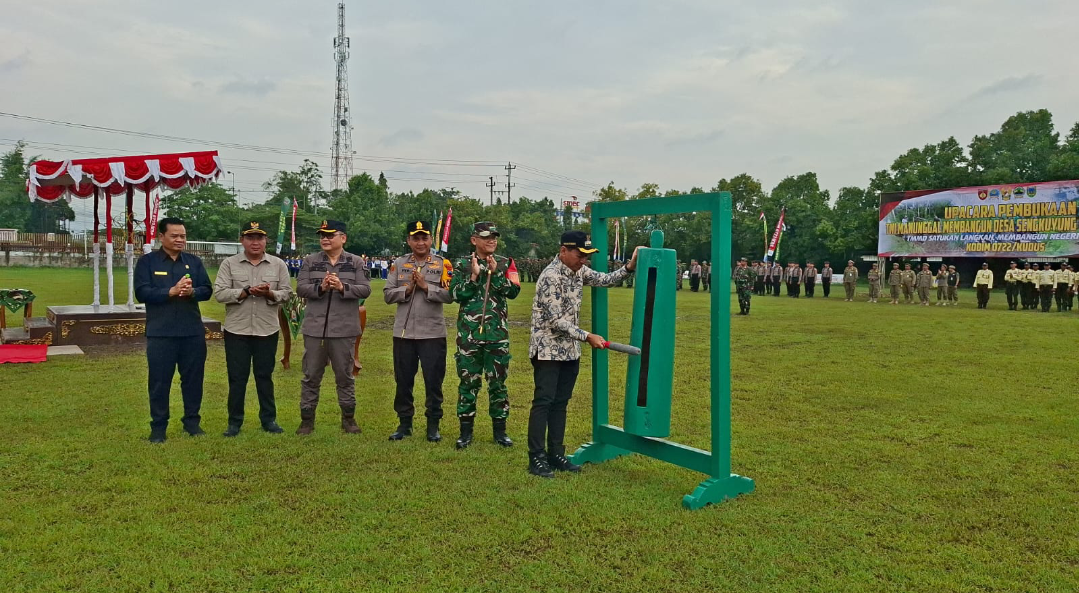 PEMBUKAAN: Bupati Kudus, Sam&rsquo;ani Intakoris memukul kentongan sebagai penanda pembukaan TMMD Sengkuyung Tahap I, Selasa (10/2). (ANDIKA TRISNA SAPUTRA/RADAR KUDUS)