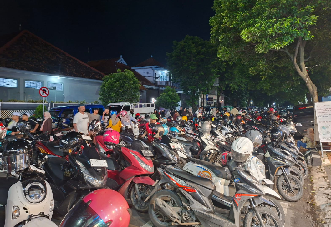 RAMAI: Banyak kendaraan yang diparkir di salah satu titik tempat parkir di area Dandangan, Selasa (10/2). (ANDIKA TRISNA SAPUTRA/RADAR KUDUS)