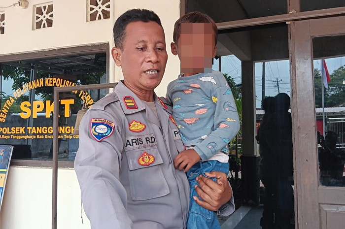 KETEMU ORANG TUA: Seorang bocah hilang kembali ditemukan kepada orang tuanya di Mapolsek Tanggungharjo, Selasa (10/2).