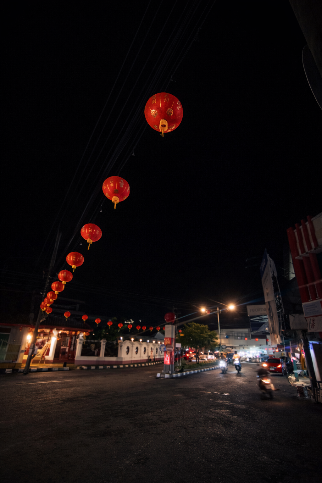 CANTIK: Suasana kawasan Pecinan Jepara dengan lampion nuansa Imlek.
