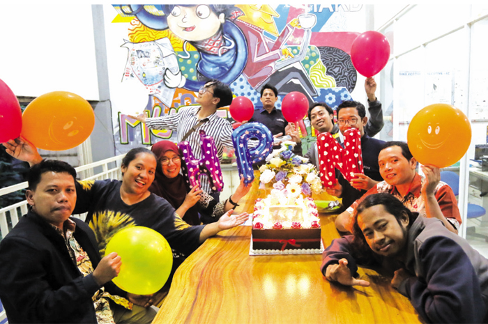 POTONG KUE: Sejumlah awak media Jawa Pos Radar Kudus memeringati Hari Pers Nasional (HPN) kemarin.