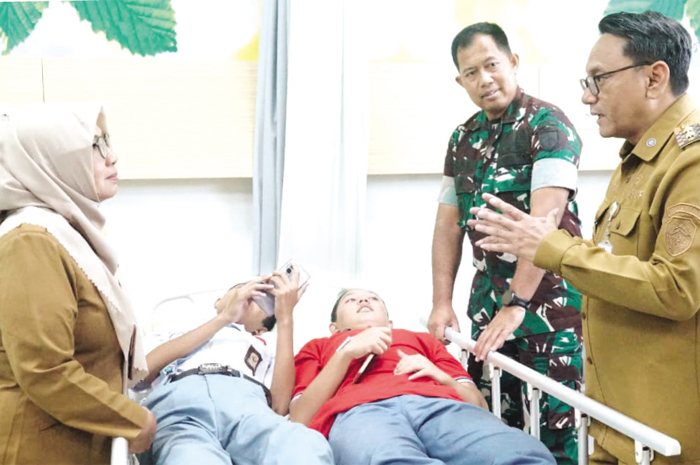 DICEK: Plt. Bupati Pati Risma Ardhi Chandra menjenguk siswa yang keracunan MBG di RS KSH Pati kemarin.