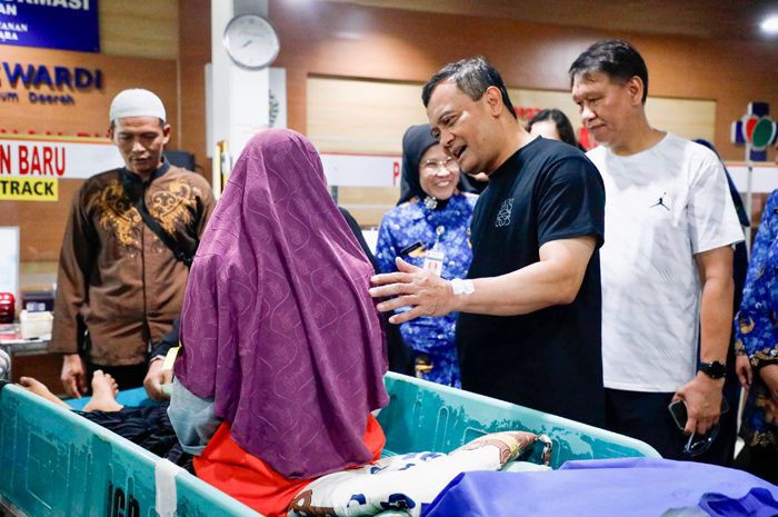 Gubernur Jawa Tengah Ahmad Luthfi saat berbincang dengan dengan salah satu pasien di rumah sakit.