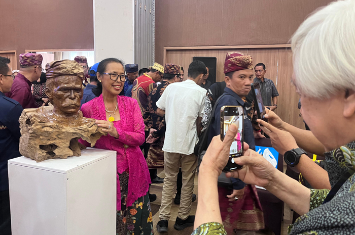 EKSOTIS: Pengunjung saat berswafoto dengan patung Samin Surosentiko saat acara Dialog Anugerah Kebudayaan PWI Pusat, yang digelar di Hotel Horison UPI, Serang, Banten, Minggu (8/2/2026).