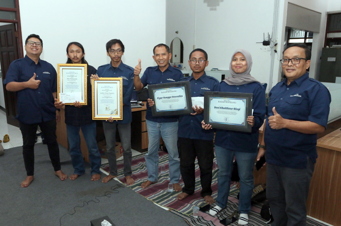 WARTAWAN JEMPOLAN: Wartawan Jawa Pos Radar Kudus Andika Trisna Saputra (tiga dari kiri) dan Fikri Thoharudin (dua dari kiri), mendapat apresiasi dari Direktur Baehaqi.