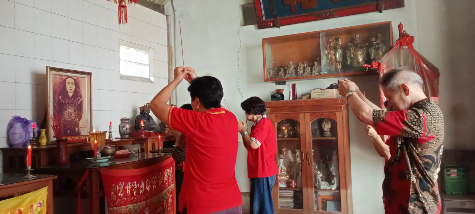RITUAL: Umat Konghucu saat sembahyang jelang tahun baru Imlek di Kelenteng Hok An Bio Purwodadi.