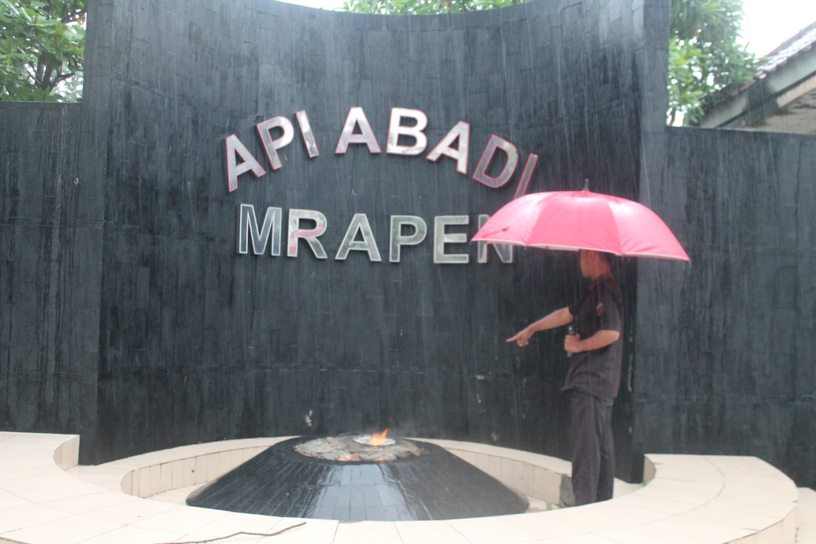 MENYALA: Api Abadi Mrapen di Desa Manggarmas Kecamatan Godong kembali menyala.