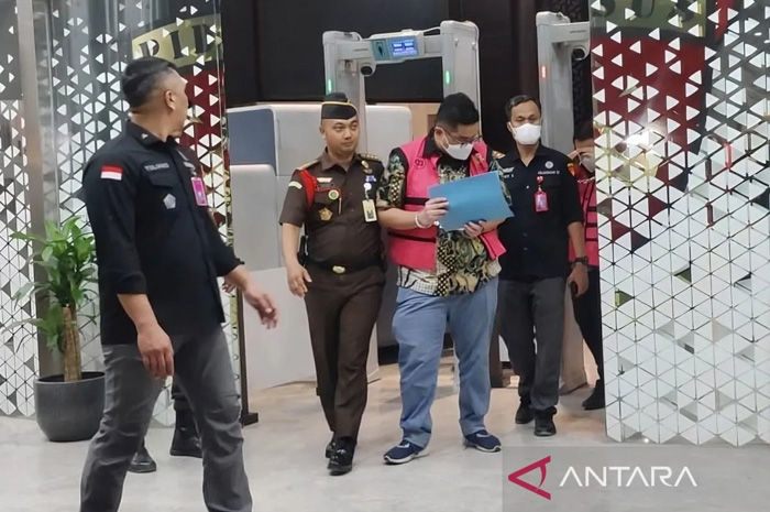 Petugas pada Kejaksaan Agung menggiring salah seorang tersangka dalam kasus dugaan tindak pidana korupsi penyimpangan dalam kegiatan ekspor crude palm oil (CPO) dan produk turunannya.