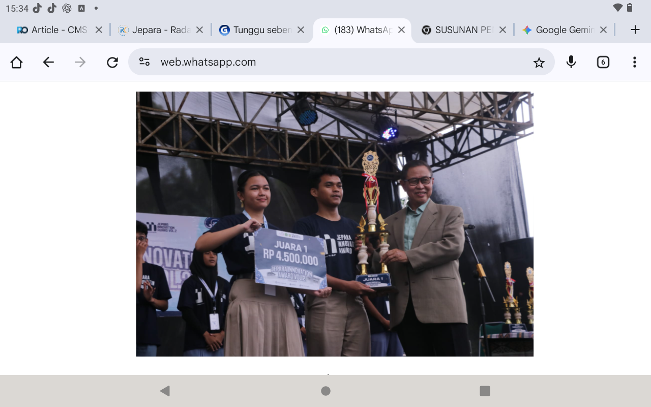 KEREN: Rektor Unisnu Jepara Abdul Djamil memberikan apresiasi kepada pelajar inovatif.