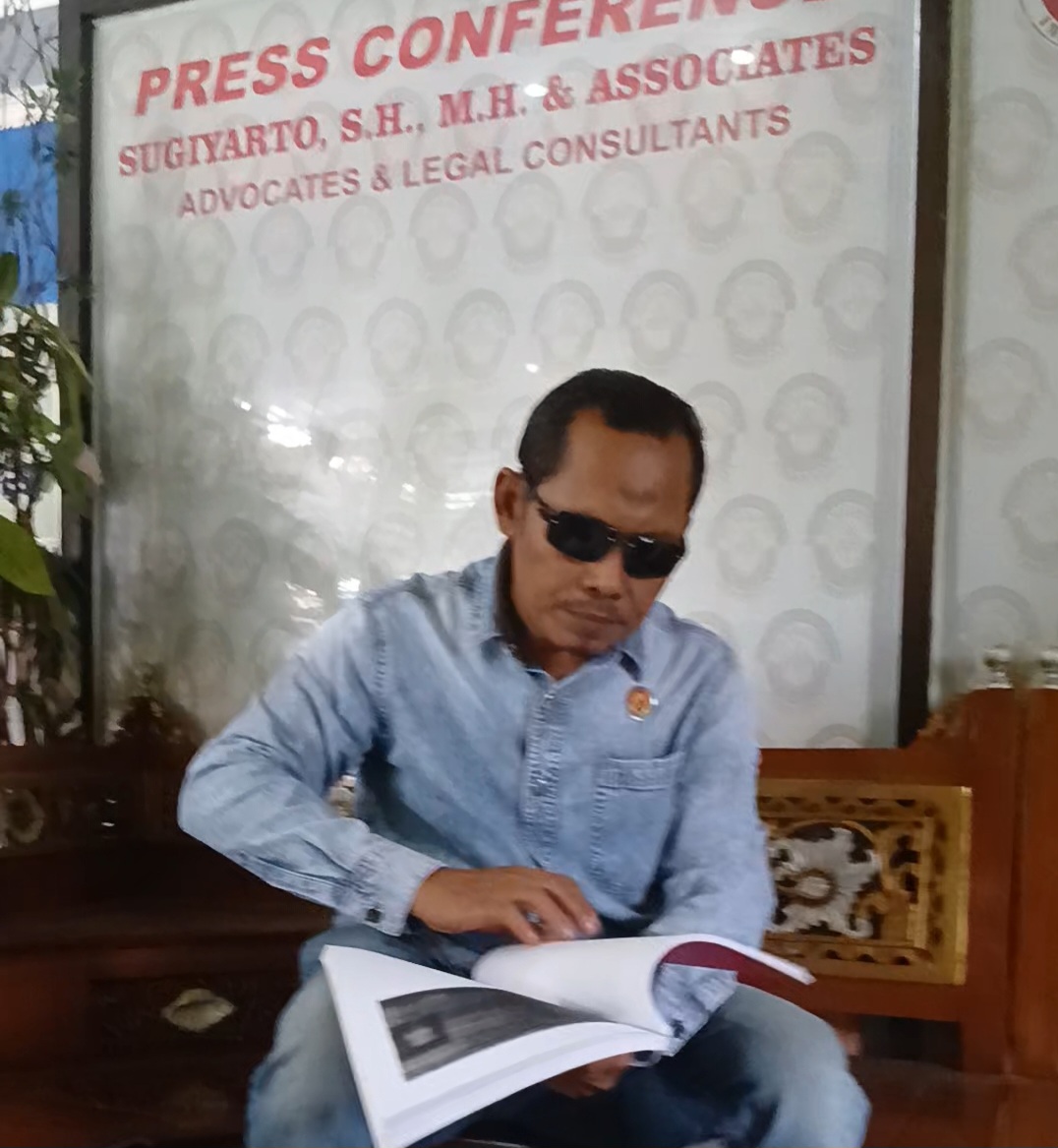 TEGAS: Kuasa hukum dari pihak perempuan dan keluarga, Sugiyarto saat memberikan keterangan.