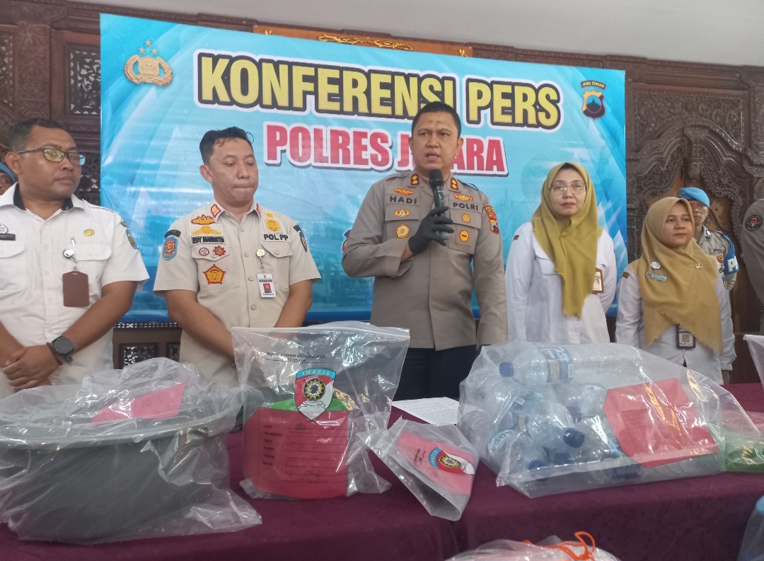 OPLOSAN: Sejumlah barang bukti untuk mengoplos miras atau gingseng maut ditampilkan dalam rilis pada Rabu (11/2).