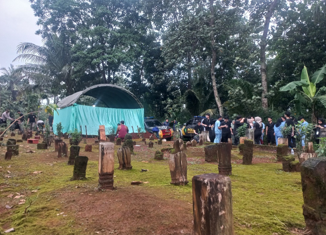 EKHUMASI: Proses penggalian makam korban miras atau gingseng oplosan, Sholeh di Makam Tegalrejo RT 3/RW 2, Desa Suwawal Timur, Kecamatan Pakis Aji pada Rabu (11/2) sore.
