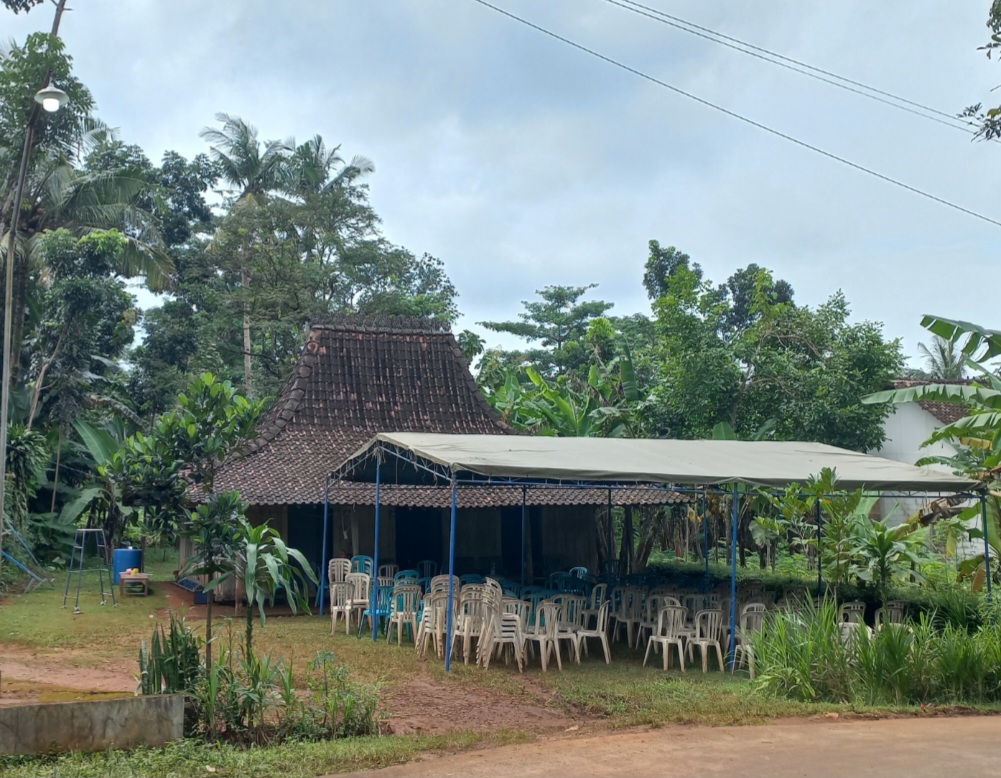 SEPI: Suasana di depan rumah Sholeh, salah satu korban dugaan keracunan jamu gingseng oplosan.