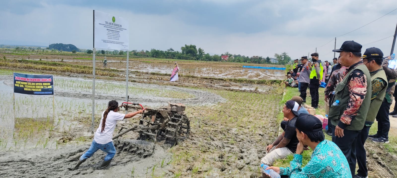 EKSEKUSI &ndash; Petugas PN Purwodadi melakukan eksekusi tanah sawah milik warga Desa Kalanglundo, Kecamatan Ngaringan dengan dikawal puluhan aparat Polres Grobogan, Kamis (12/2).