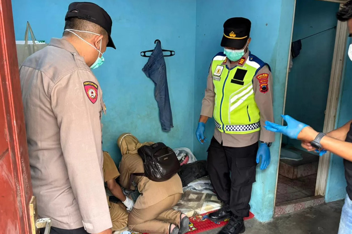 EVAKUASI: Polisi dan petugas medis saat melakukan pemeriksaan dan evakuasi mayat korban, Selasa (10/2/2026).