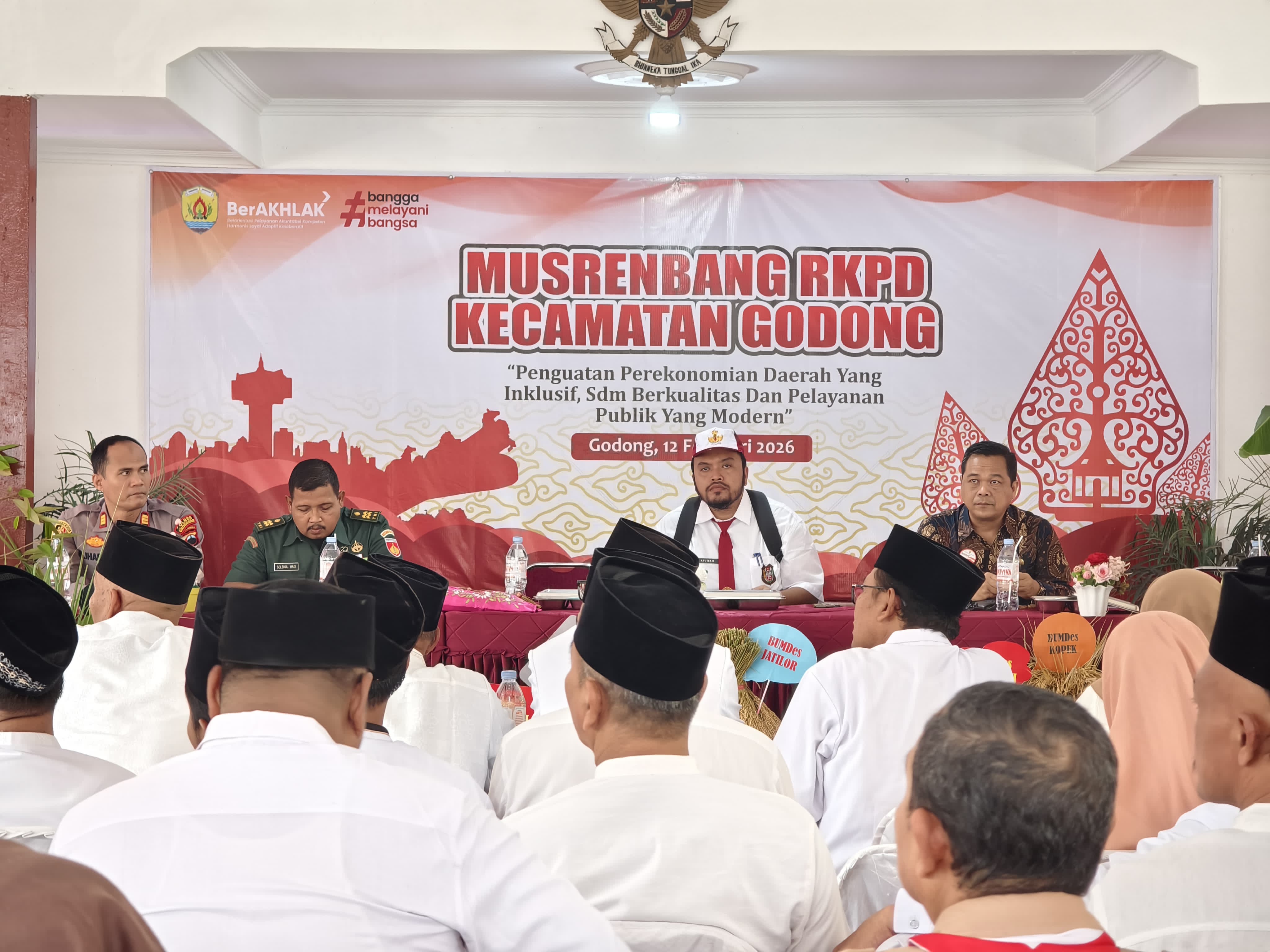 UNIK: Camat Godong saat mengenakan seragam SD di Musrenbangcam.