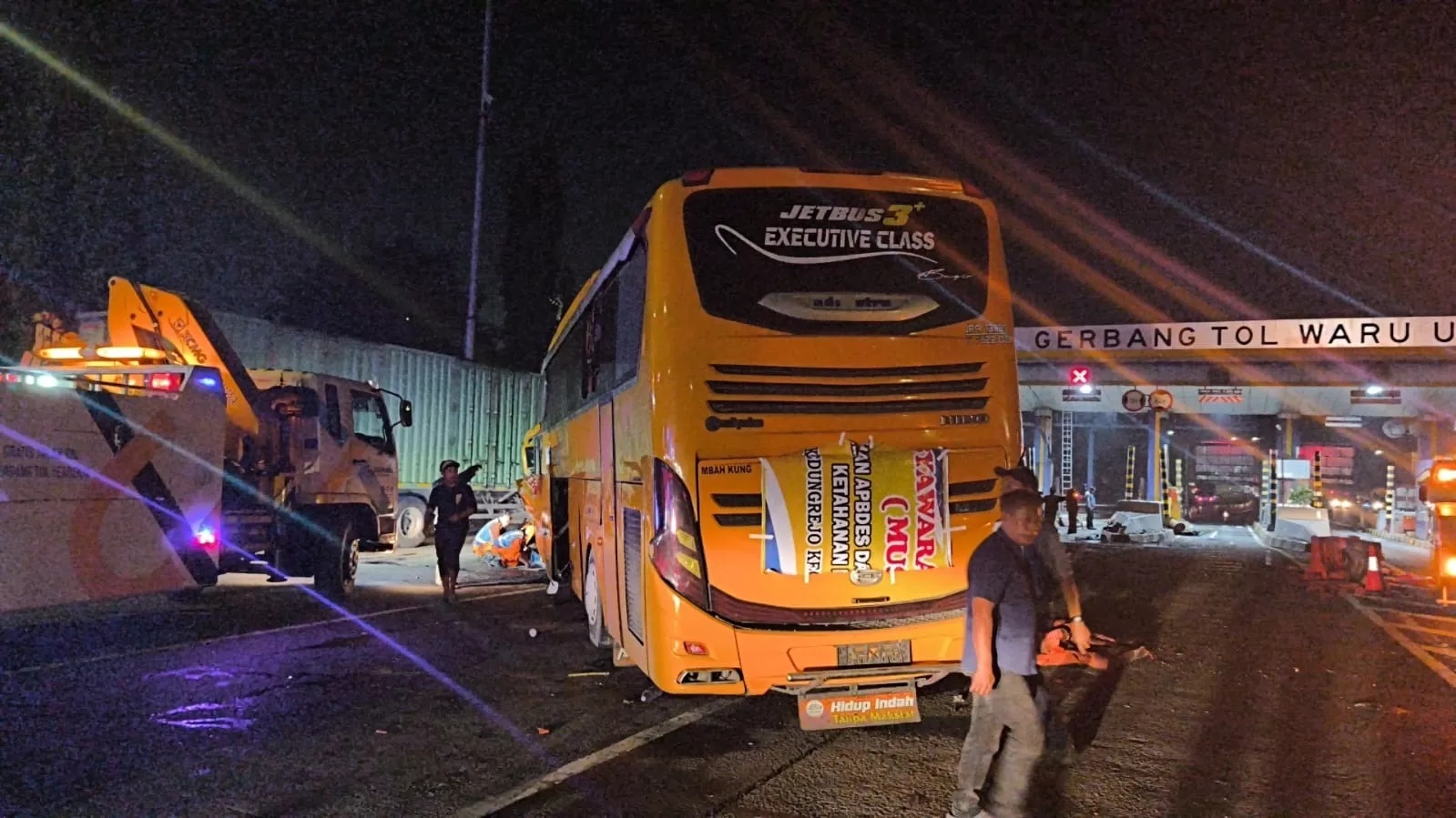 Bus pariwisata yang mengalami kecelakaan di Tol Waru Utama.