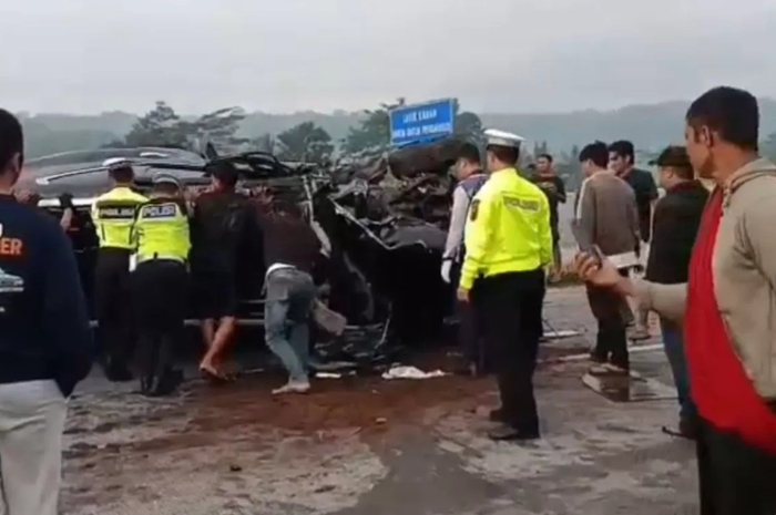 Mobil warna hitam saat dievakuasi usai kecelakaan di ruas tol Semarang Solo kilometer 465 jalur A tepatnya di Desa Bejilor Kecamatan Suruh Kabupaten Semarang.