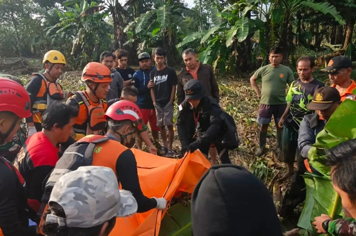 Tim SAR gabungan melakukan evakuasi korban pengendara motor Honda Beat yang terseret arus air sungai Kalimalang Mijen Semarang