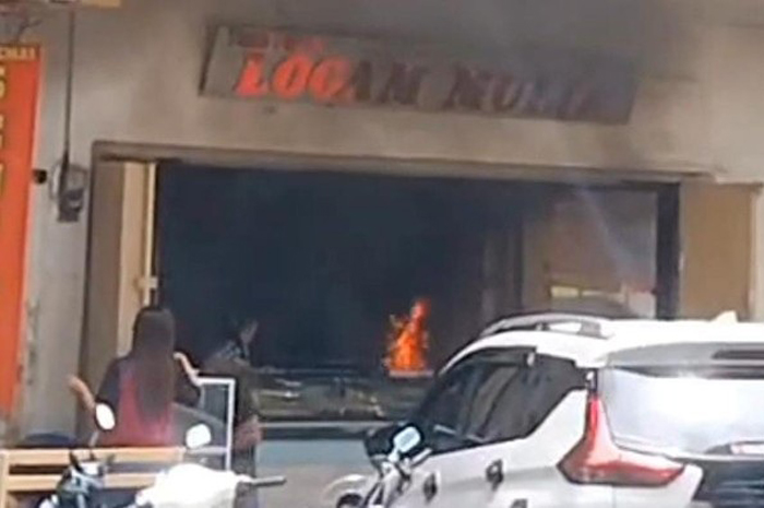 Toko emas di Jalan Somba Opu Makassar terbakar diduga dilempar bom molotov.