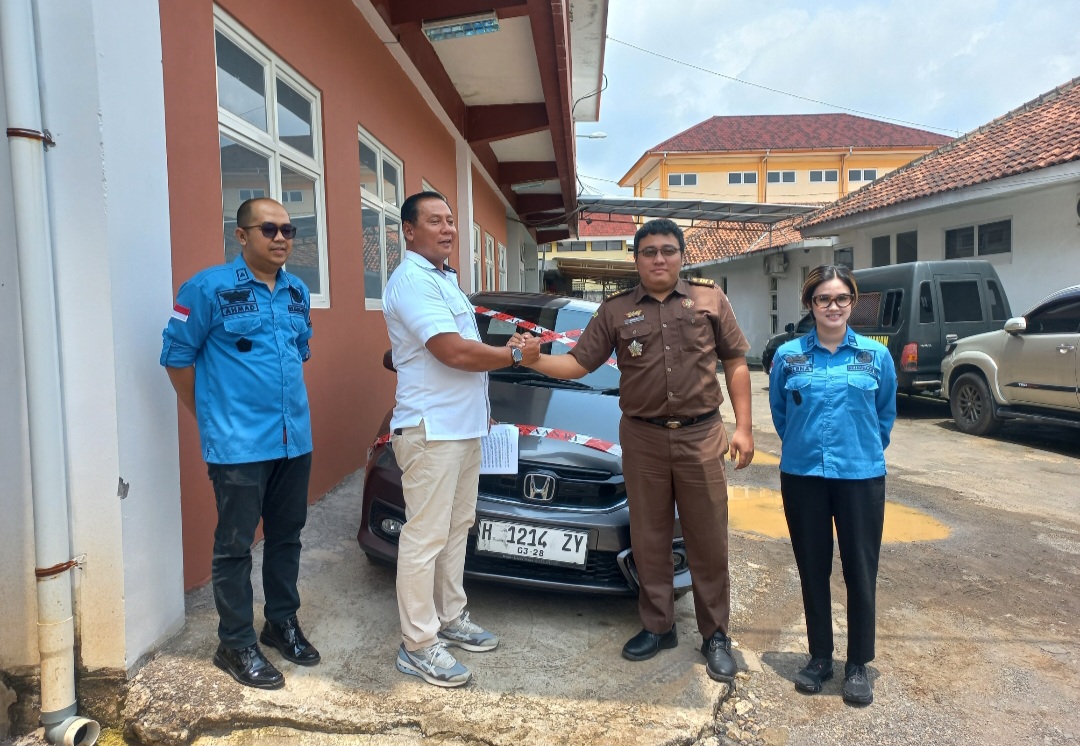 AKAN DILELANG: Kajari Jepara Agung Bagus Kade Kusimantara memperlihatkan satu unit mobil hasil sitaan atas terpidana Ade yang merupakan mantri bank plat merah.
